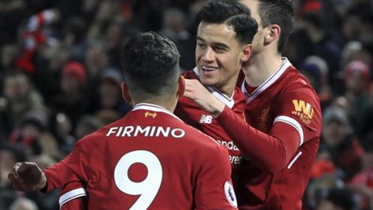 Coutinho celebra con sus compañeros del Liverpool un gol marcado ante el Swansea.