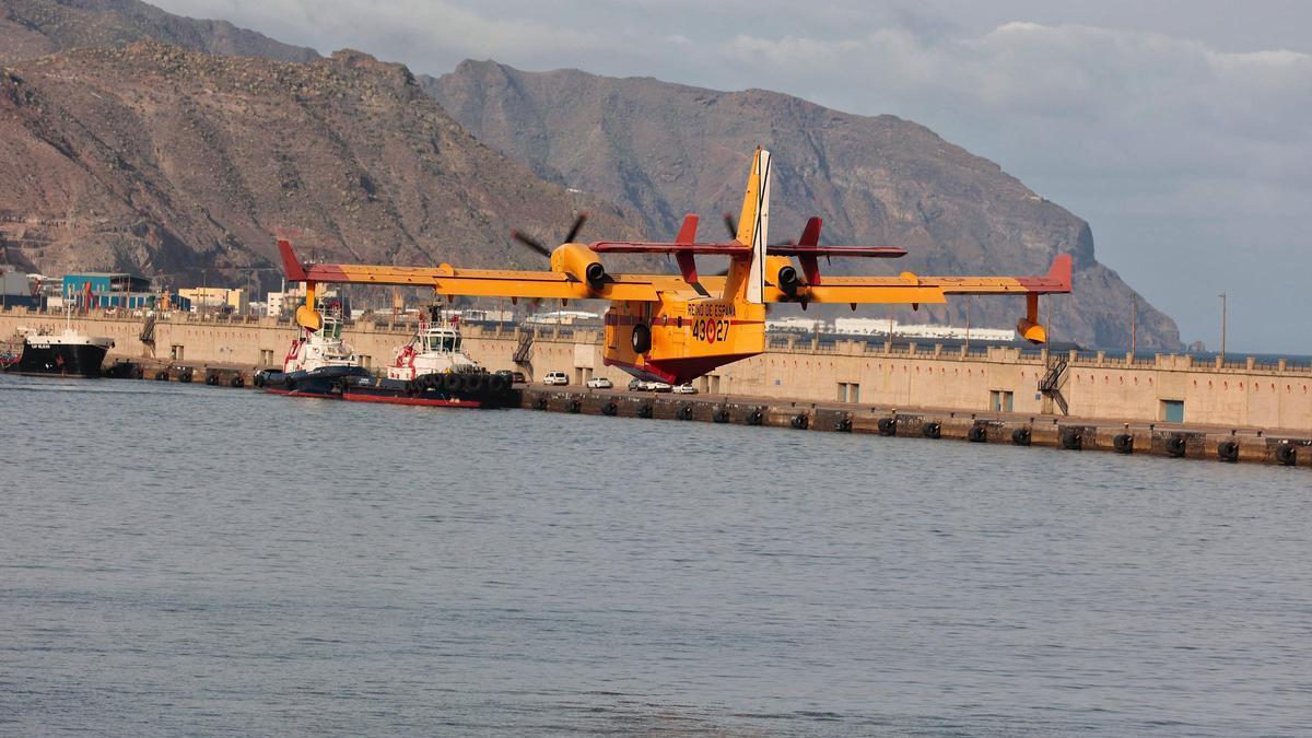 Hidroaviones del Ejército se entrenan en Canarias.