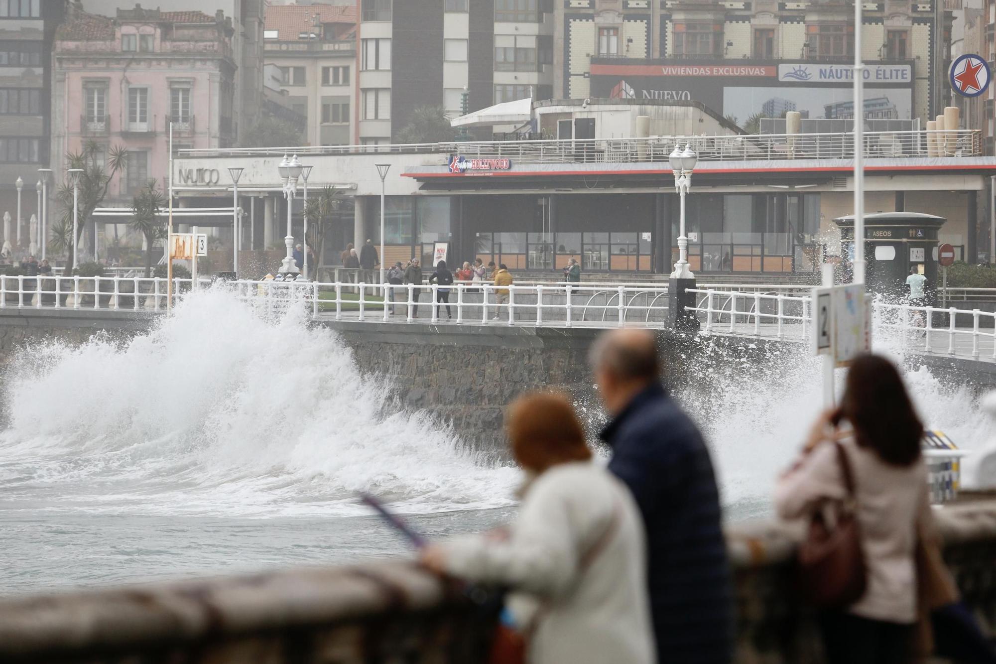 En imágenes: Oleaje en Gijón a la espera de un frente que pondrá en alerta la región