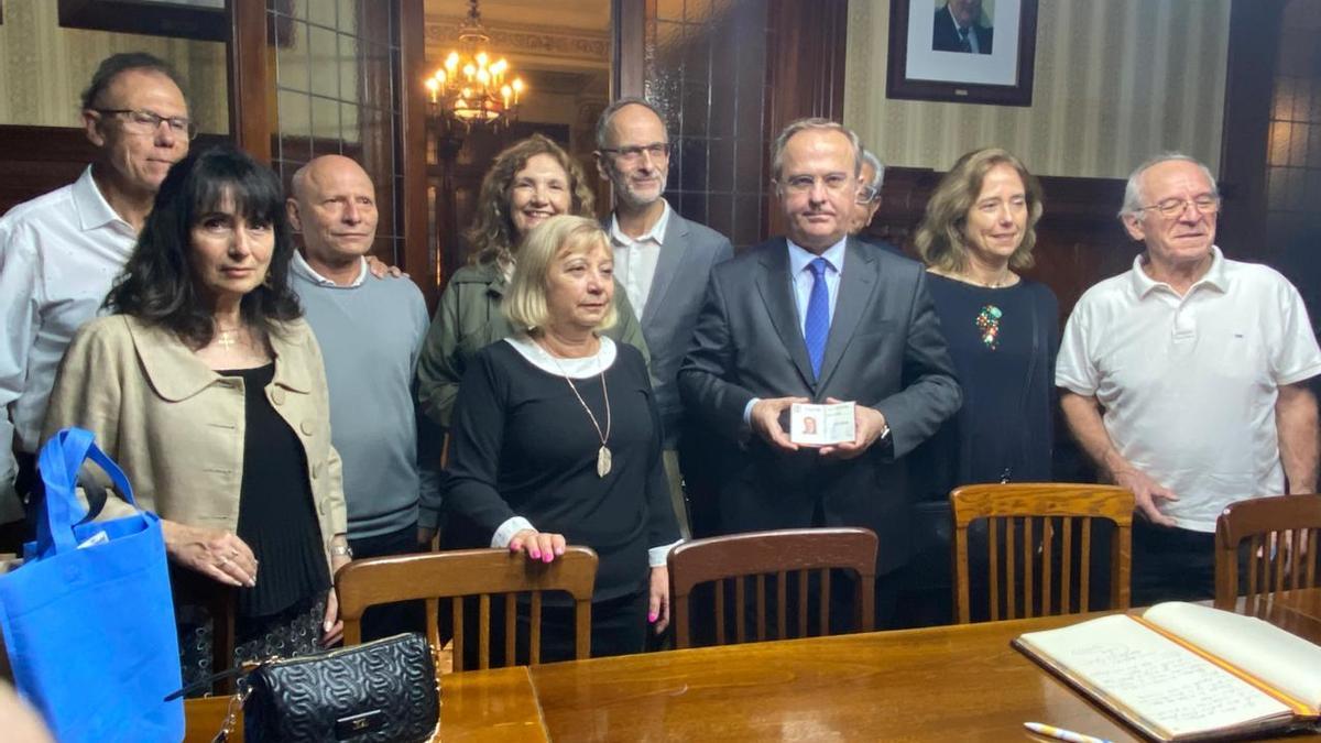 Jauver Junceda, tercero por la derecha, junto a Pilar Simón, presidenta del Centro Asturiano de Buenos Aires, tras la entrega del carnet de socio honorario del Centro.
