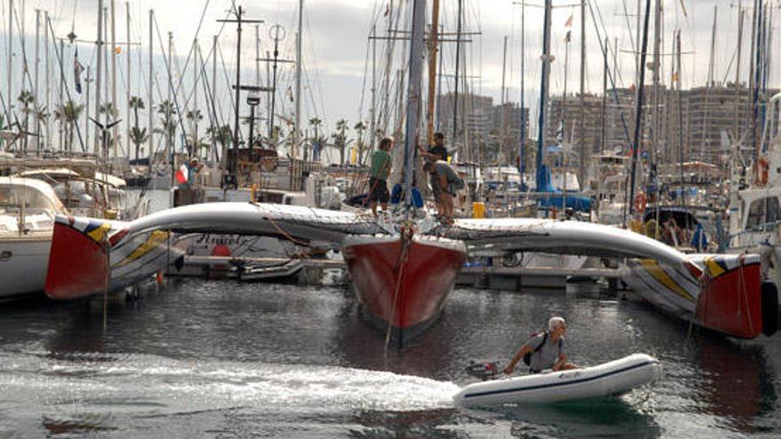 Imagen del trimarán francés, &#039;Rayon Vert&#039;, atracado ayer en el Muelle Deportivo. i JUAN CARLOS CASTRO