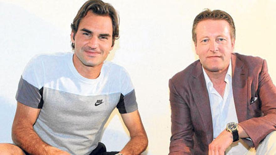 Federer posa con su estrella en Halle y el director del torneo.