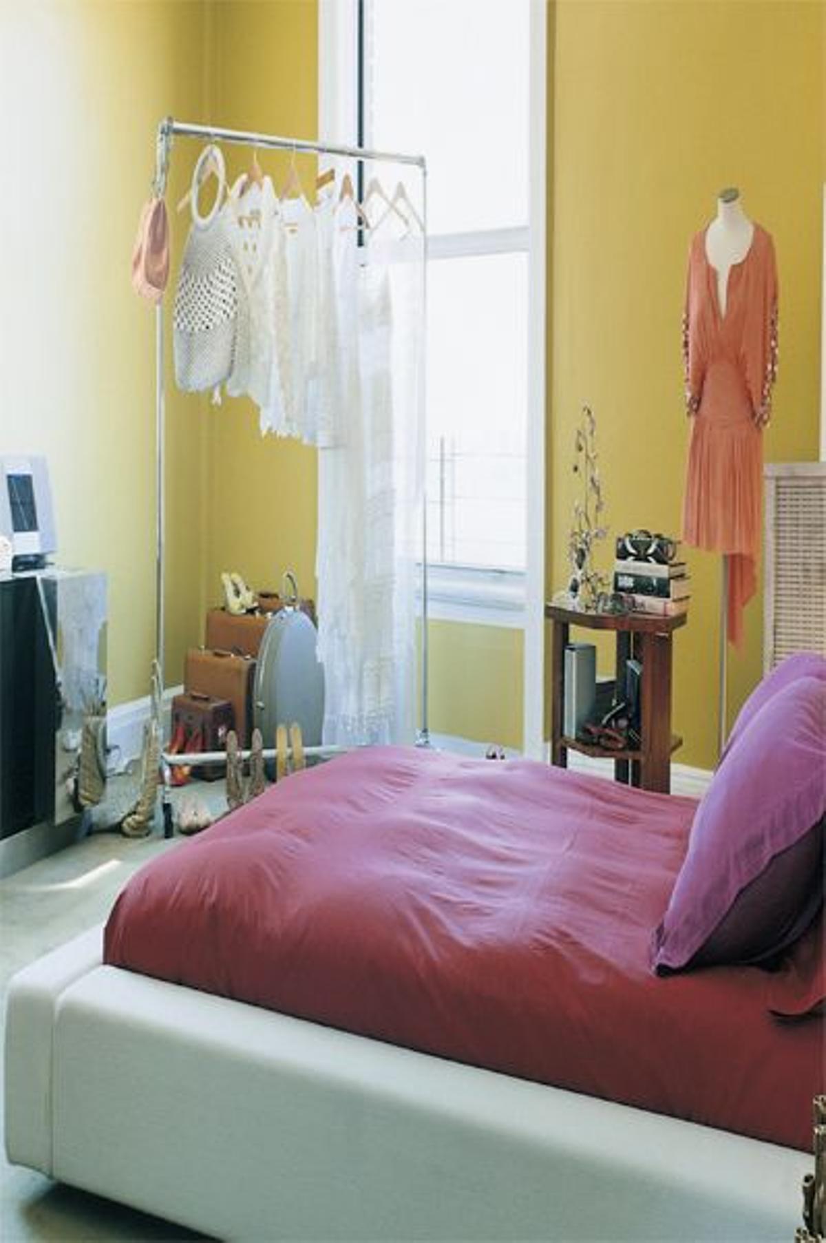Femenino y sensual. En el dormitorio principal, cama de Cappellini forrada con lana, que contrasta c