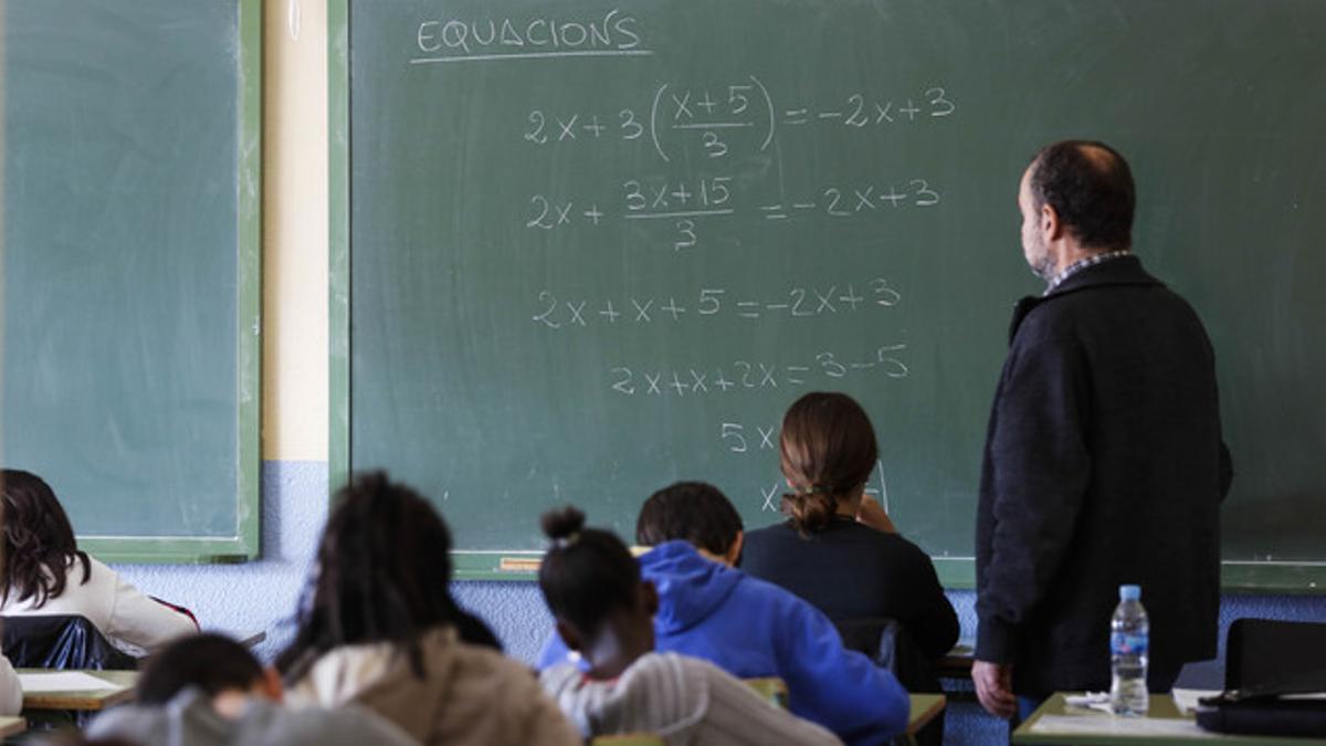 Clase de matemáticas en un aula de ESO del instituto Celestí Bellera, en Granollers.