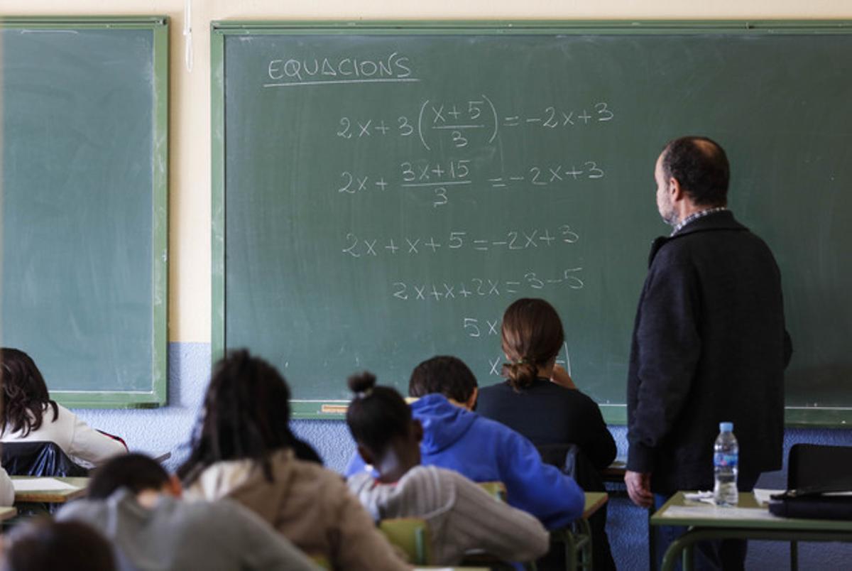 Clase de matemáticas en un aula de ESO del instituto Celestí Bellera, en Granollers.