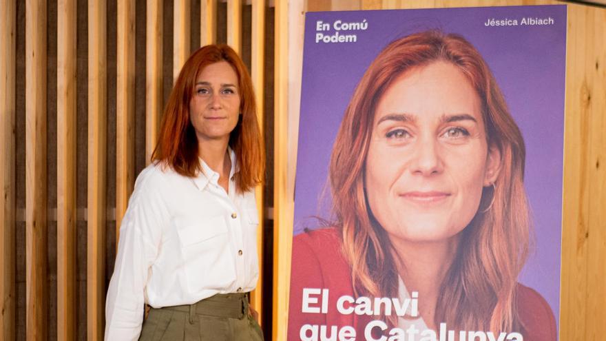 La cap de llista d&#039;En Comú Podem, Jéssica Albiach, amb el cartell de campanya al 14-F