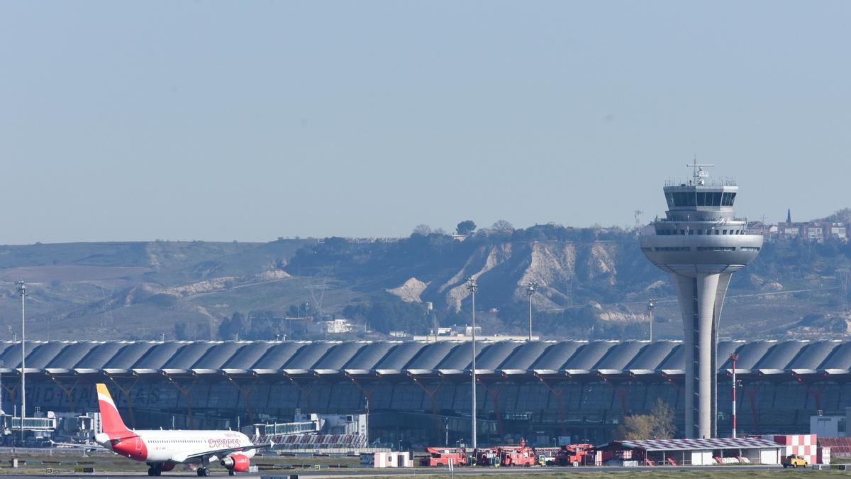 Un avión aparcado en la pista Aeropuerto Adolfo Suárez Madrid-Barajas
