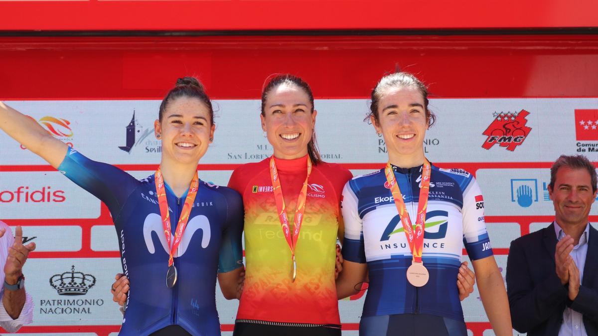 Mavi García, en el podio del campeonato de España de ruta.