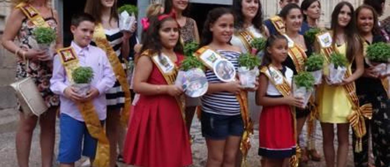 Las Majas de Callosa de Segura el pasado martes en el acto de la Subida del «Farolico» de Venancio.