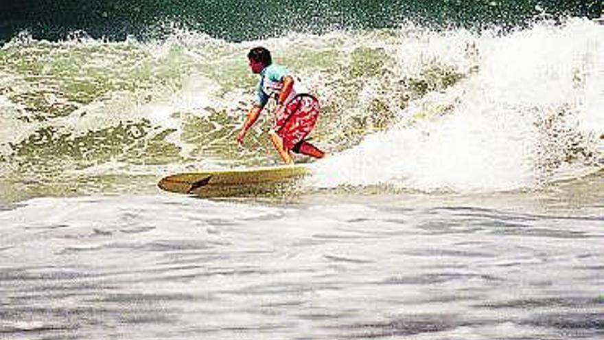 Un surfista, durante una pasada edición del campeonato de longboard.