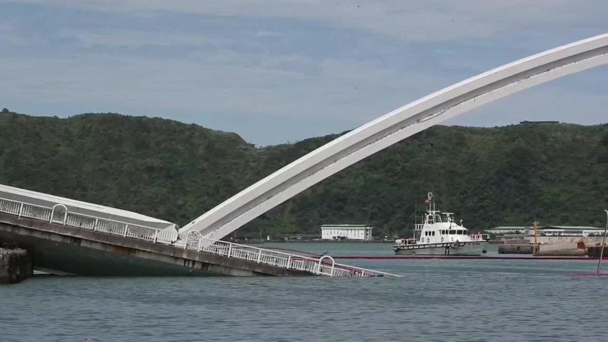 El derrumbe de un puente en el noreste de Taiwan deja al menos 20 heridos.