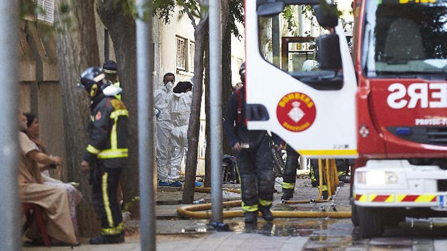 Dos hermanos de cuatro y seis años mueren en un incendio en Barcelona