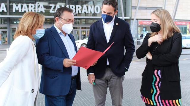 El secretario general del PSOE de Málaga, Daniel Pérez, junto al senador socialista Miguel Ángel Heredia y las concejalas Begoña Medina y Alicia Murillo