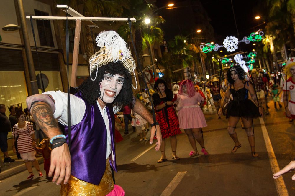 Diferentes momentos del Desfile del Ninot en San Vicente del Raspeig, que reunió a cientos de personas.