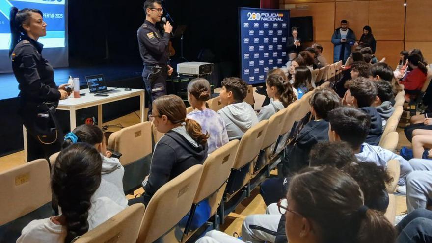 Entrega de diplomas a escolares por parte de la Policía Nacional.