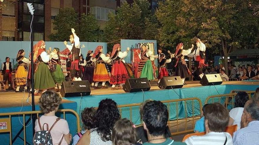 Actuación de Manteos y Monteras en la plaza Rafael Cano de Valladolid.