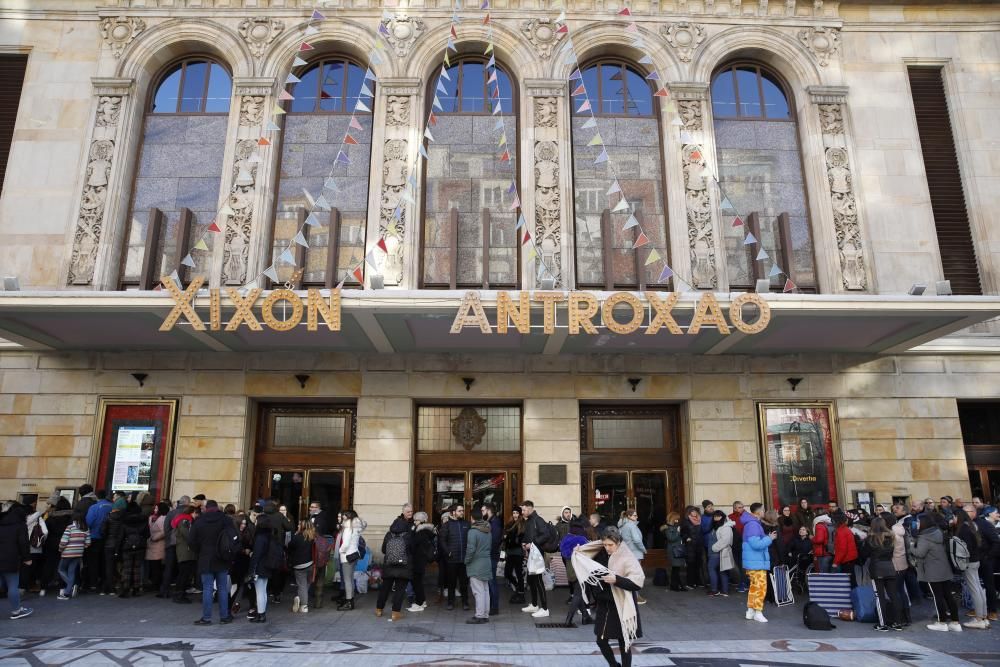 Colas en el Antroxu gijonés a las puertas del Jovellanos.