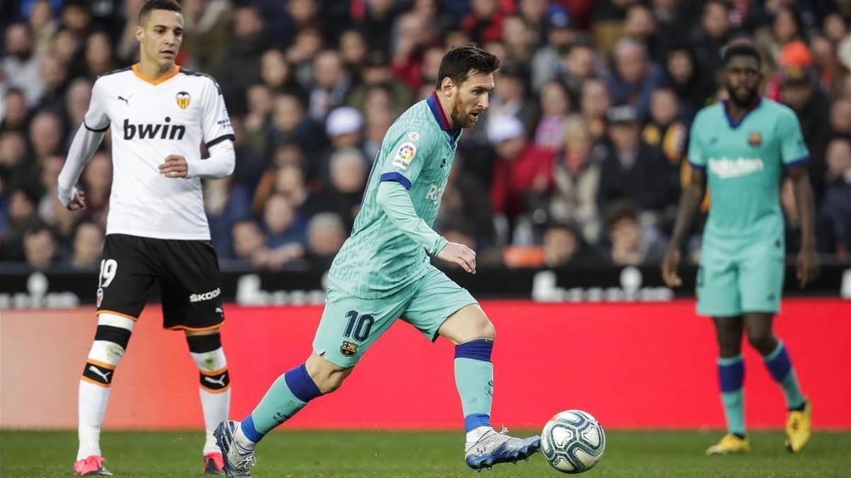 Rodrigo y Messi, en el Valencia-Barça del pasado sábado. Sus caminos no se juntarán.