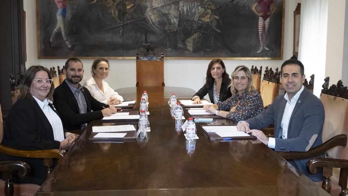 Samuel Falomir, Ruth Sanz y Merche Galí, del PSPV, en la reunión con Marta Barrachina, Mª Ángeles Pallarés y Héctor Folgado.