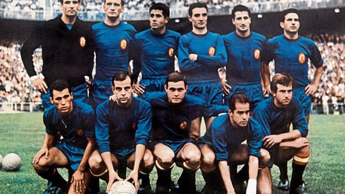 Marcelino, en el centro en la fila de abajo, junto a Luis Suárez en la final de la Eurocopa de 1964. Carlos Lapetra es el primero por la derecha en la fila de abajo.