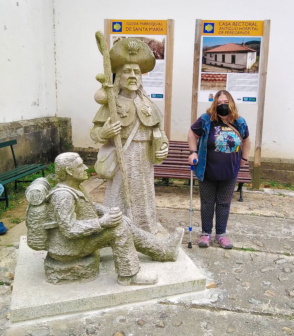 Cristina Colubi, en una imagen de archivo, junto a la estatua de Santiago Apostol y el peregrino, en Soto de Luiña.