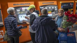 Pasajeros y usuarios comprando o usando la T-mobilitat en  Plaza Cataluña