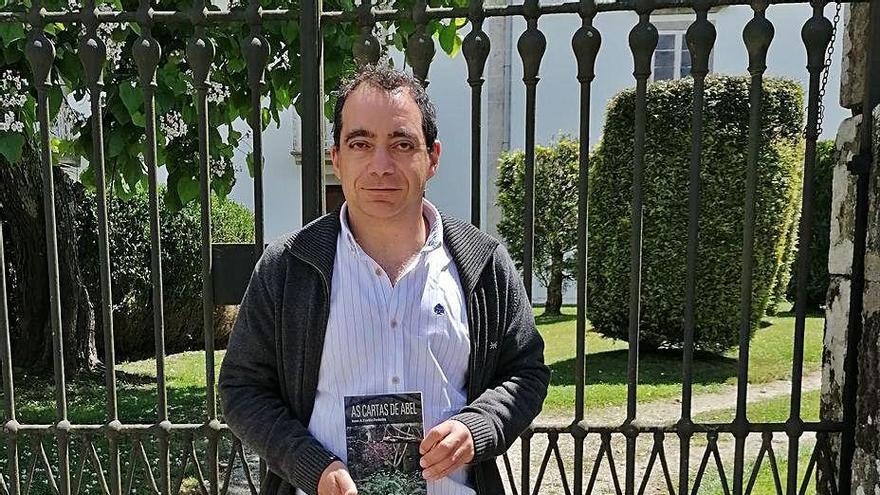 Juan Fariña posa coa súa primeira novela á entrada da Quinta do Cortón, propiedade da familia de Xoán Vicente Viqueira.