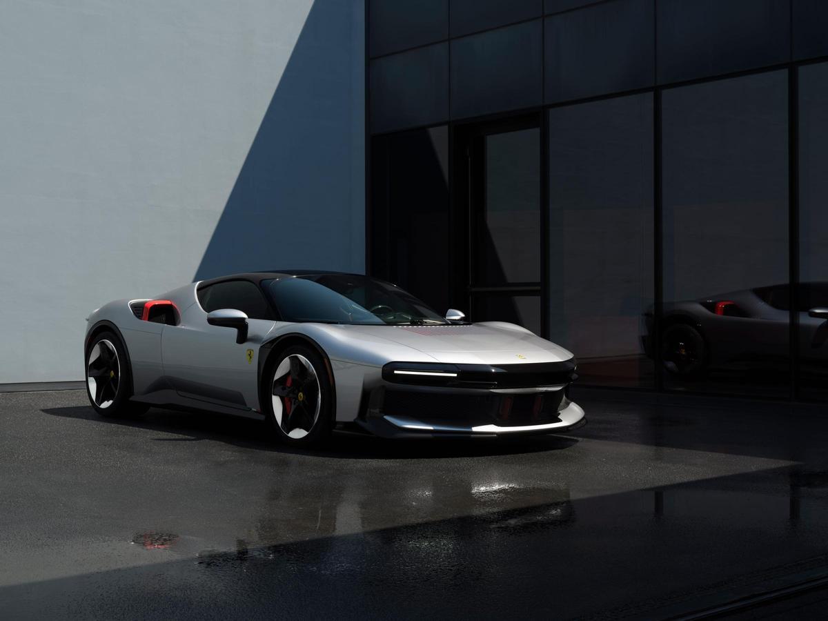 Diseñado por el Ferrari Design Studio para un cliente estadounidense, este prototipo único combina líneas inspiradas en el diseño industrial de los años setenta, aerodinámica avanzada y propulsión híbrida