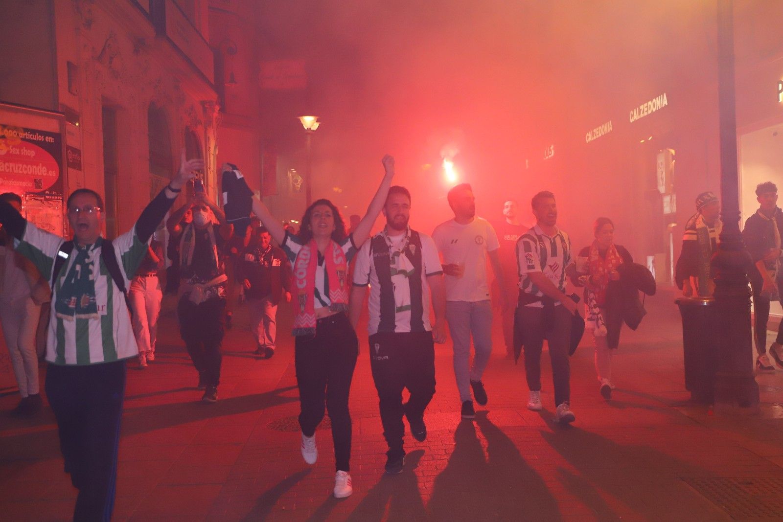 Los aficionados cordobesistas celebran el ascenso en Las Tendillas