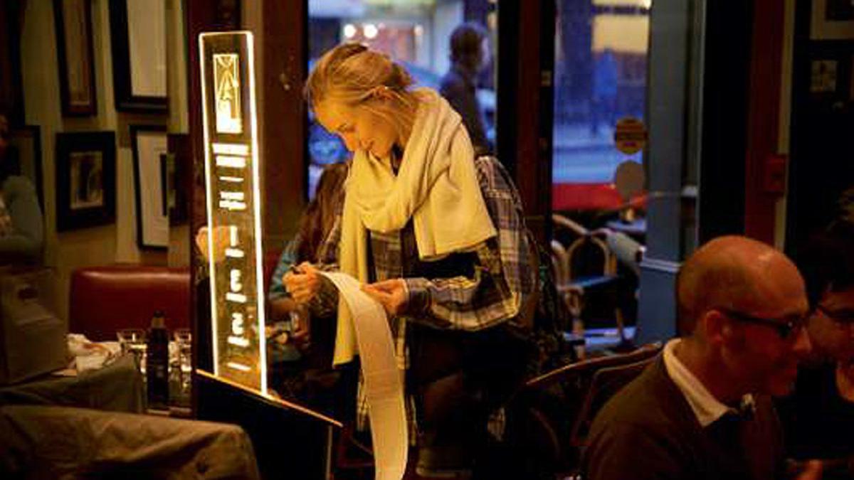 Una mujer prueba el dispensador de libros en el Café Zoetrope de San Francisco, propiedad de Coppola.
