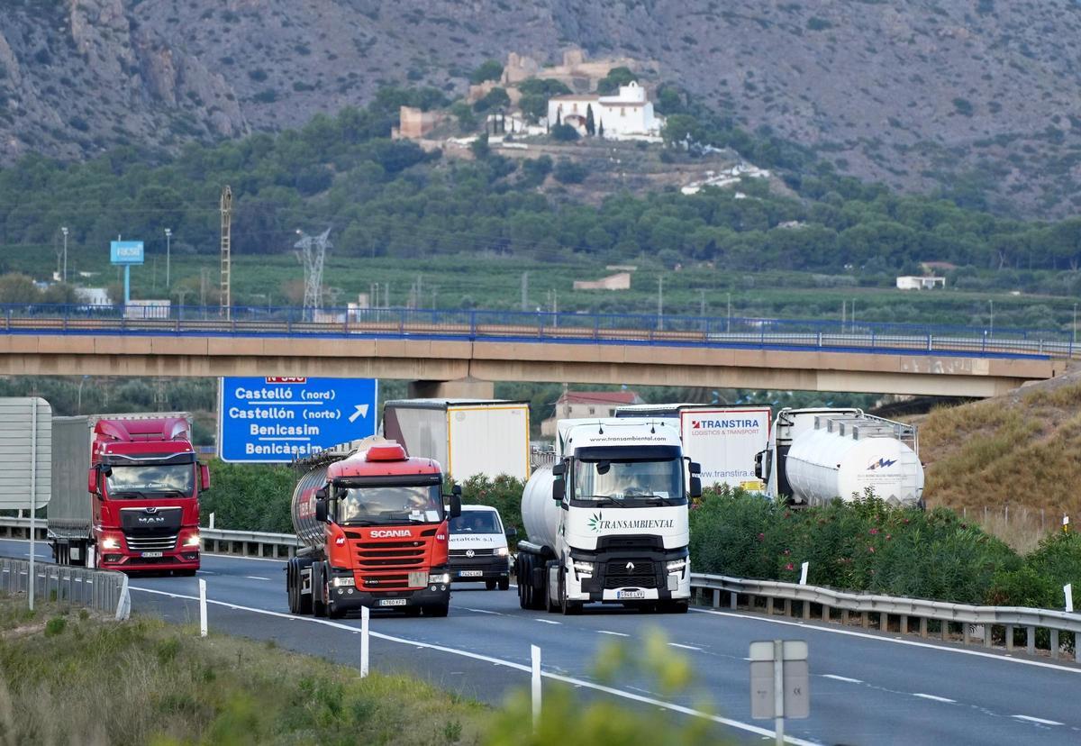 Imagen de archivo de camiones por la AP7 a su paso por Castellón.