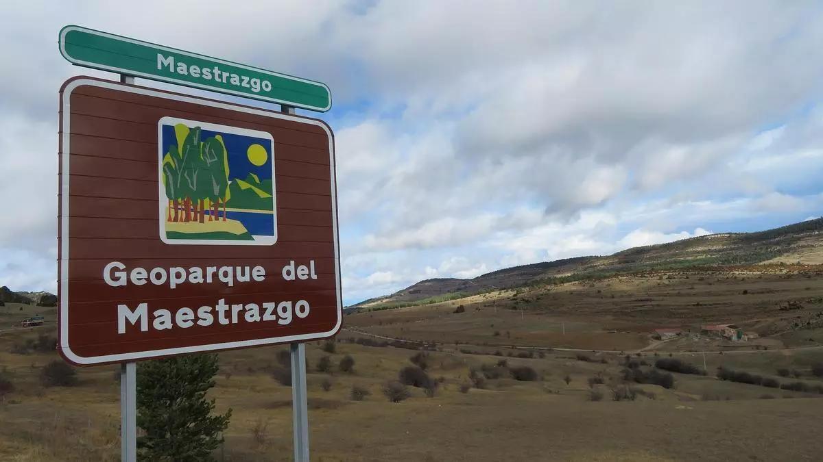 Señal del Geoparque del Maestrazgo en la provincia de Teruel.