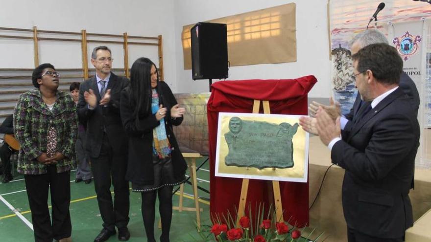 Castropol cambia el nombre de su colegio para dedicarlo al querido profesor Don Paco