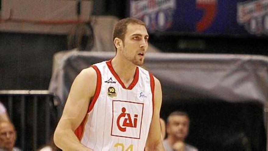 Aguilar durante el partido del pasado martes en la Fonteta.