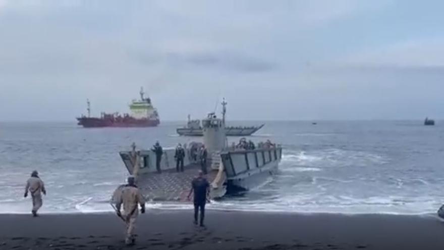 La Armada traslada a los agricultores de La Palma desde el puerto de Tazacorte para regar sus fincas