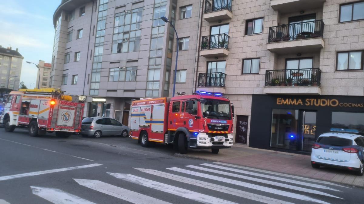 Intervención de los bomberos de Oleiros en un trastero en Culleredo.