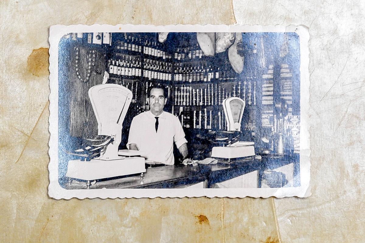 El fundador de la tienda de aceite y vinagre, Domingo Marichal en el local.