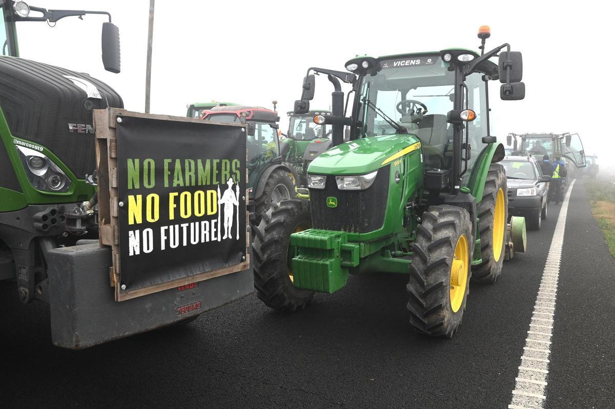 Agricultores catalanes protestan en Fondarella, en el Pla dUrgell (Lleida)