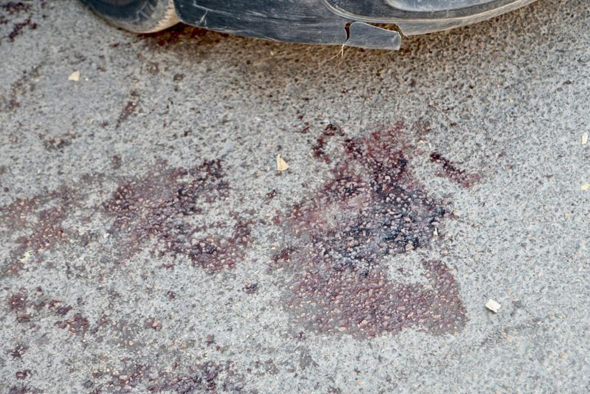 Sangre aún fresca sobre el asfalto, horas después del levantamiento del cadáver en Barriomar.