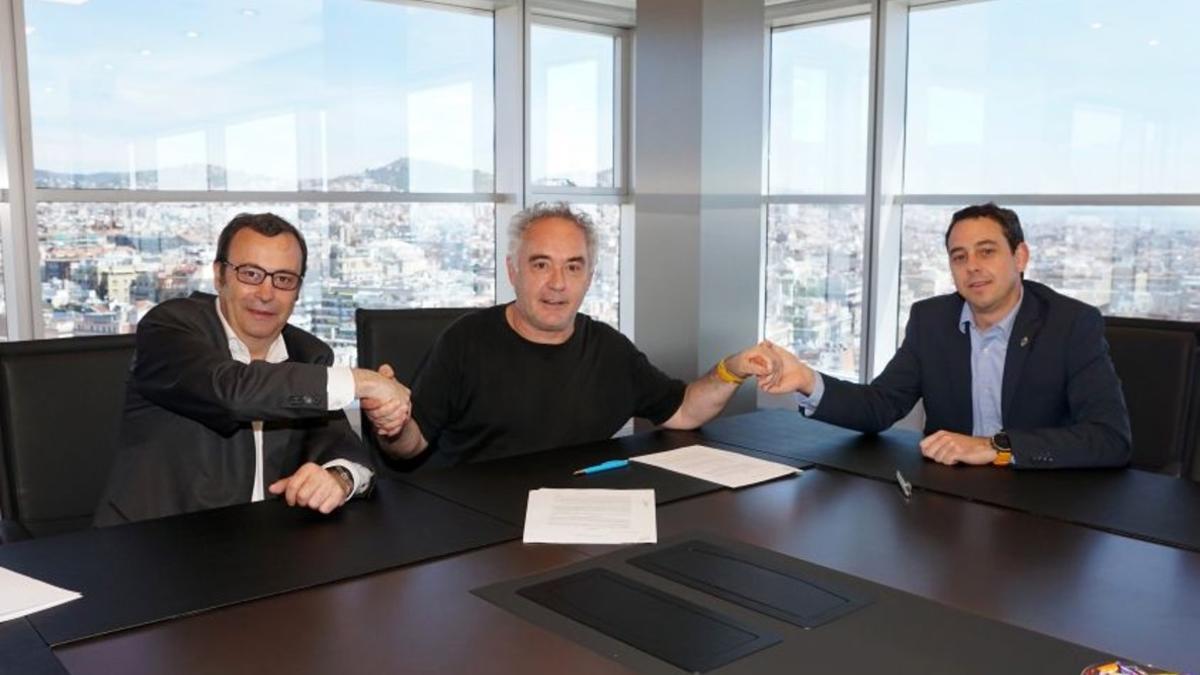 Firma del convenio entre representantes de Grífols  y Ferran Adrià.