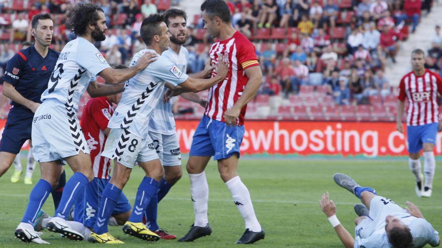 Fran Cruz, Masó i Pitu s&#039;encaren a Eloi Amagat després d&#039;una falta da Querol en el partit a Montilivi.