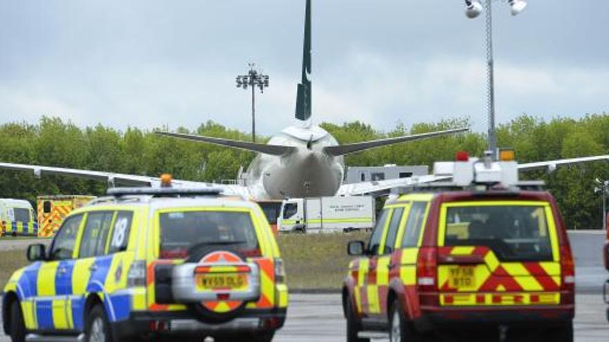 Coches de seguridad vigilan el avión.