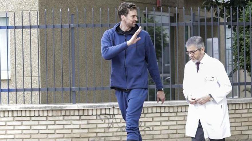 Pau Gasol visita una clínica de Murcia.