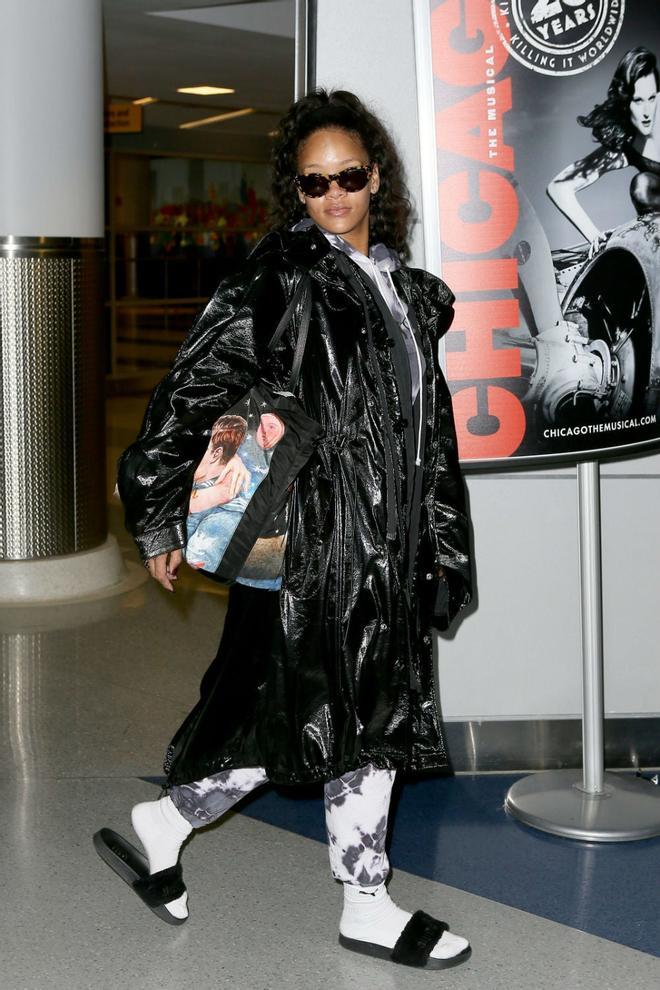 Rihanna en el aeropuerto con 'look' de estar por casa
