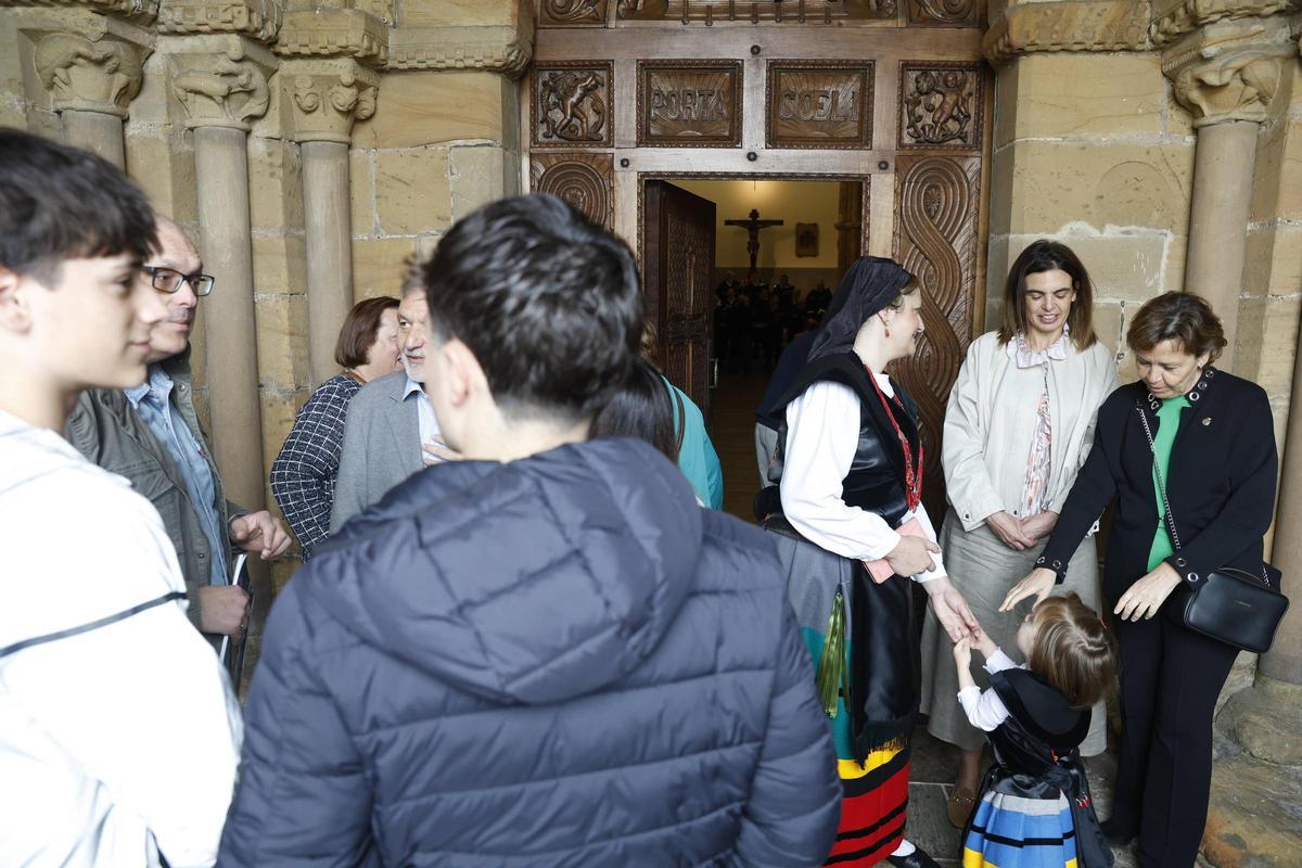 La procesión del Cristo de la Abadía de Cenero, en imágenes