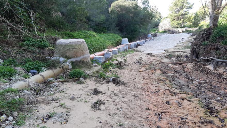 El principal colector de aguas residuales de Villamartín en Orihuela Costa ocupa el lecho de la rambla de Las Estacas