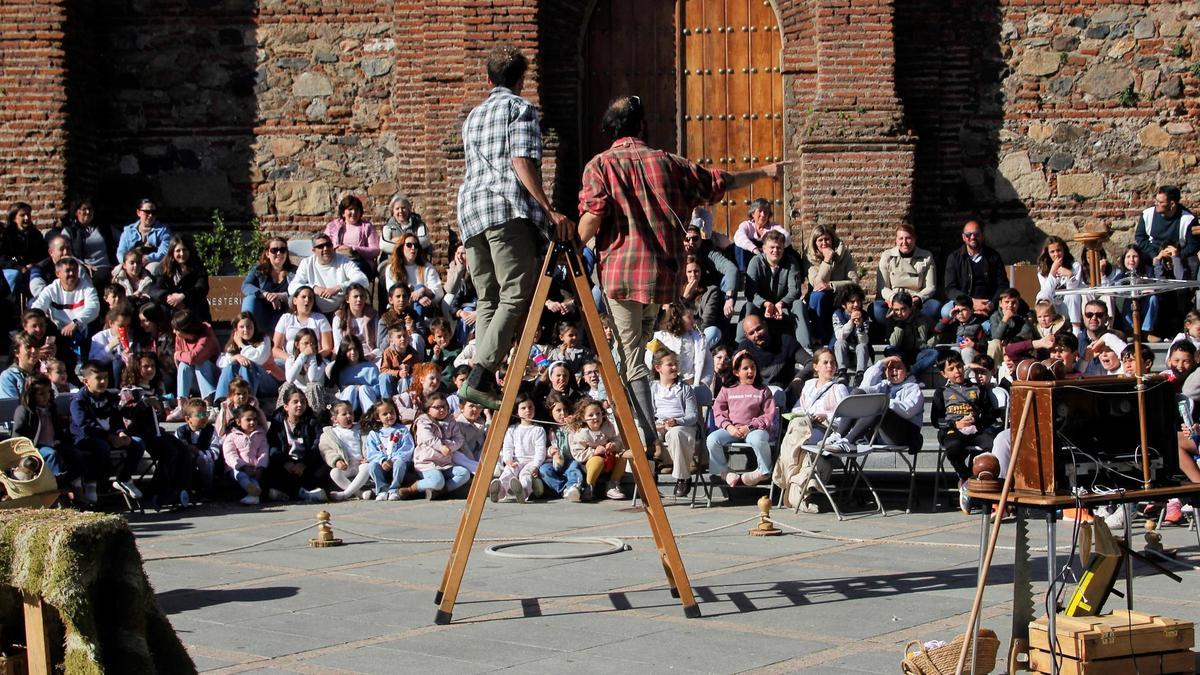 BadeCirco en la Plaza del Pueblo de Monesterio