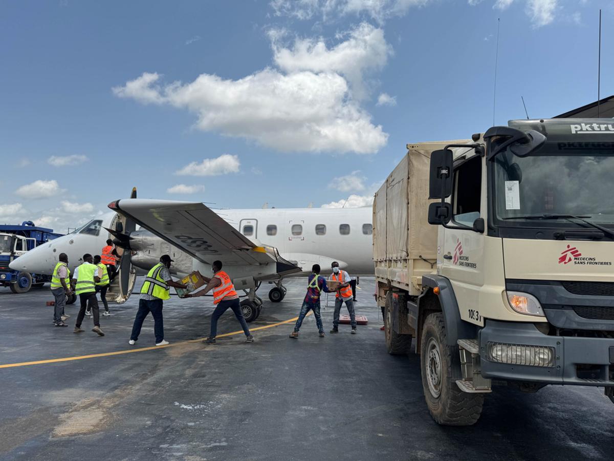 Cooperantes de MSF reciben suministros de emergencia en el aeropuerto de Bunia.