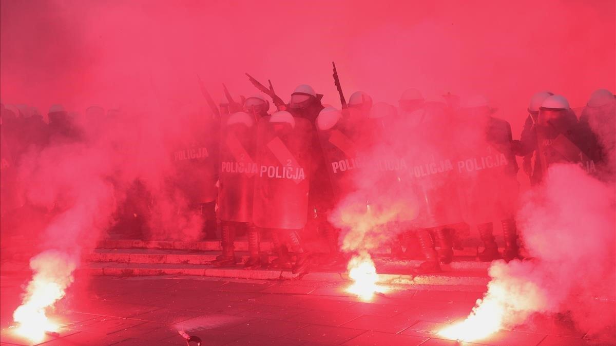 zentauroepp55837035 smoke from flares rises in front of police officers during a201111164441