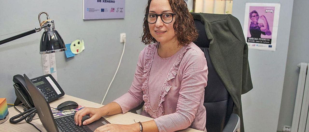 Anxos García Fidalgo, en su oficina del CIM, situada en el centro social de Silleda. | // BERNABÉ/ANA AGRA Anxos García Fidalgo, en su oficina del CIM, situada en el centro social de Silleda. | // BERNABÉ/ANA AGRA
